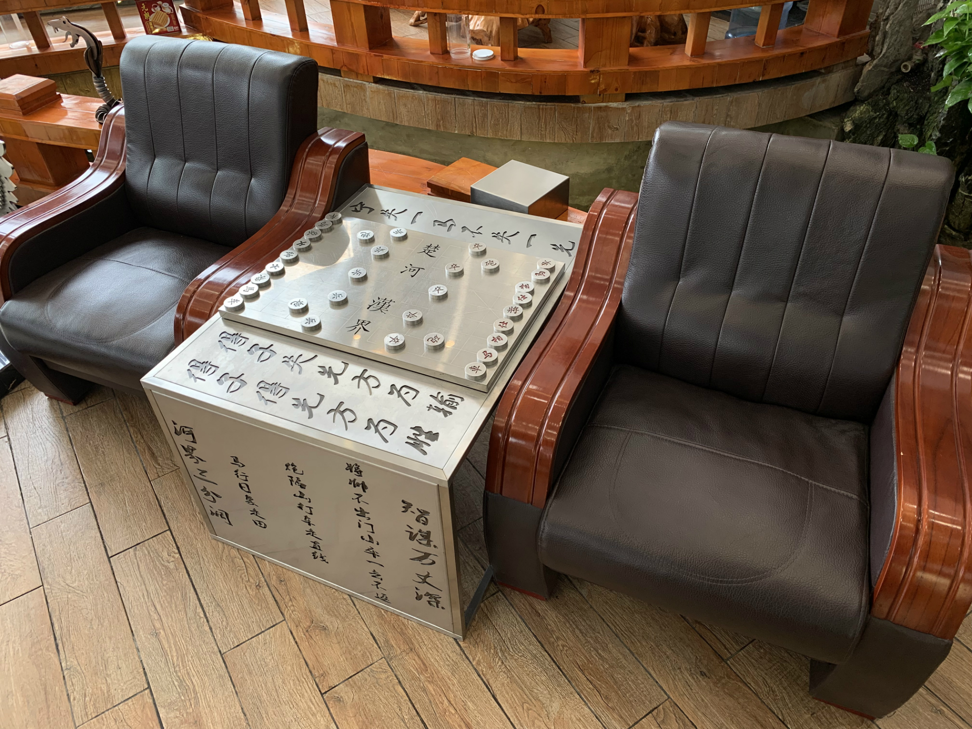 力源A門市展廳不銹鋼棋盤桌實景